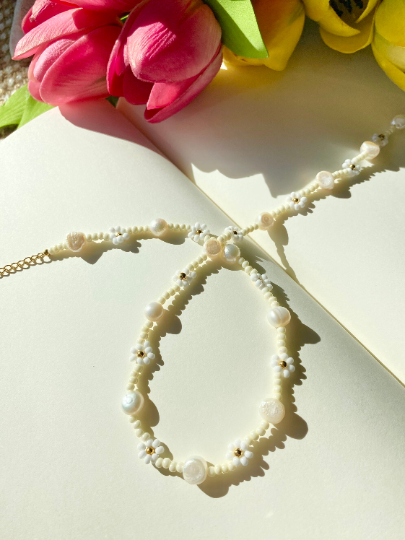 Beaded White Daisy Flower Necklace with Freshwater Pearls