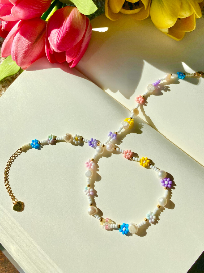 Beaded Baroque Pearl Necklace with multi-color Daisy Flower